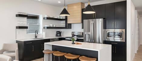 Refrigerador, microondas, horno, placa de cocina