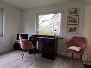 TV, fireplace - Familienurlaub in Ostfriesland auf dem Land - in Aller Ruhe Genießen (Leezdorf)