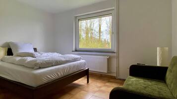 1 Schlafzimmer, Schreibtisch, Bügeleisen/Bügelbrett, Reisekinderbett