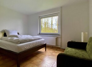 1 sovrum, skrivbord, strykjärn/strykbräda och resesäng