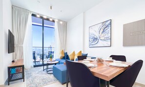 Leilighet (1 Bedroom) | Oppholdsområde | En 55-tommers plasma-TV med Parabol-TV