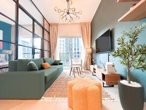 Leilighet (1 Bedroom) | Oppholdsområde | En 55-tommers plasma-TV med Parabol-TV