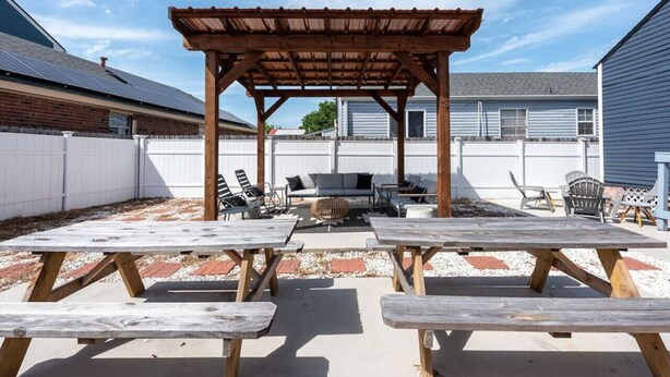 Outdoor dining - Large Home w/ Back Yard Oasis | Perfect for Groups (New Orleans)