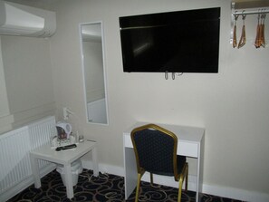 Blackout curtains, free WiFi, bed sheets - Rooms at The Ritz Complex (Kettering)