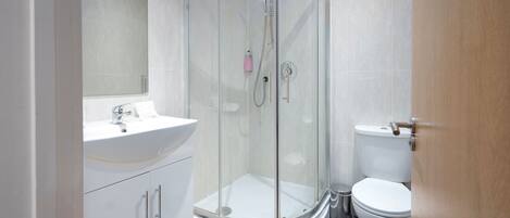 Superior Double Room, Ensuite | Bathroom | Shower, free toiletries, hair dryer, towels