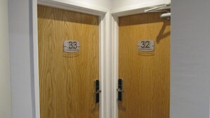 Duas portas de madeira com os números dos quartos 33 e 32, identificadas como parte do The Ritz Complex.