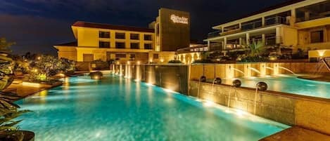 Piscine intérieure, piscine extérieure