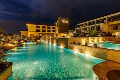 Una piscina techada, una piscina al aire libre