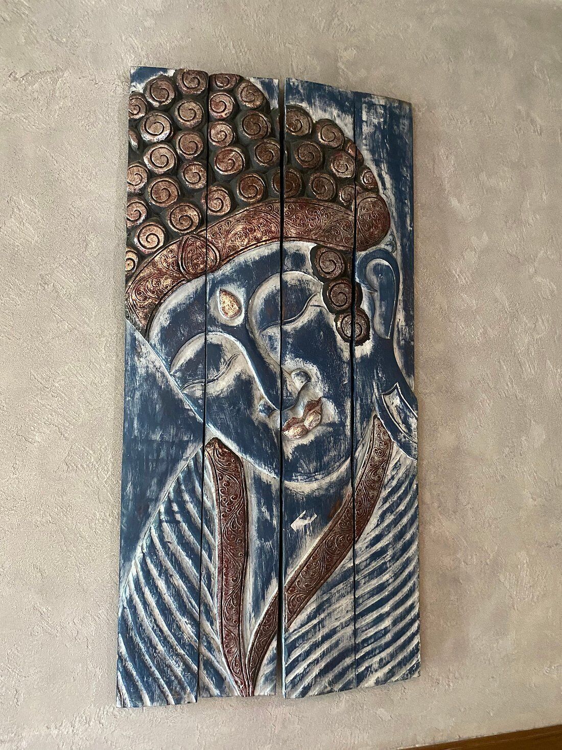 Una obra de arte colgada en la pared con un diseño abstracto en tonos azules y marrones.