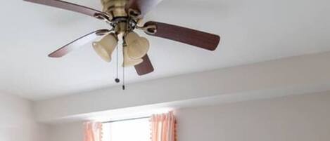 3 soverom, skrivebord, strykejern/-brett og wi-fi (inkludert)