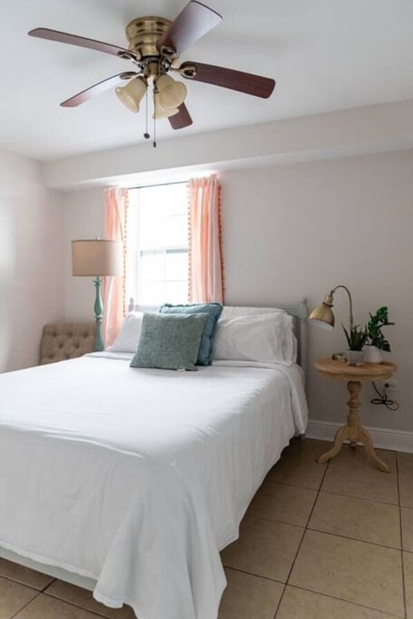 3 habitaciones, escritorio, tabla de planchar con plancha y wifi gratis 