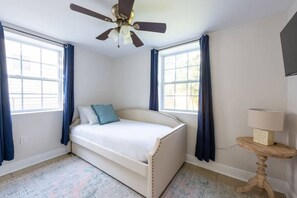 3 habitaciones, escritorio, tabla de planchar con plancha y wifi gratis 