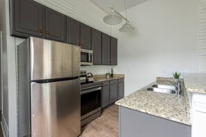 冷蔵庫、電子レンジ、オーブン、コンロ