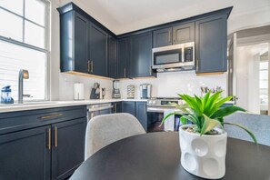 冷蔵庫、電子レンジ、オーブン、コンロ