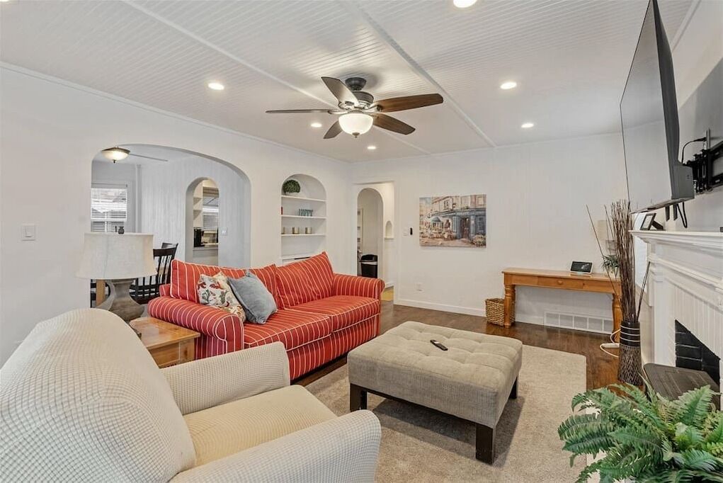 Right off i15, Queen Bed, No Service Fee!