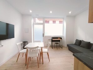 Flat-screen TV - Apartamentos La Brava by gaiarooms  (Salamanca)