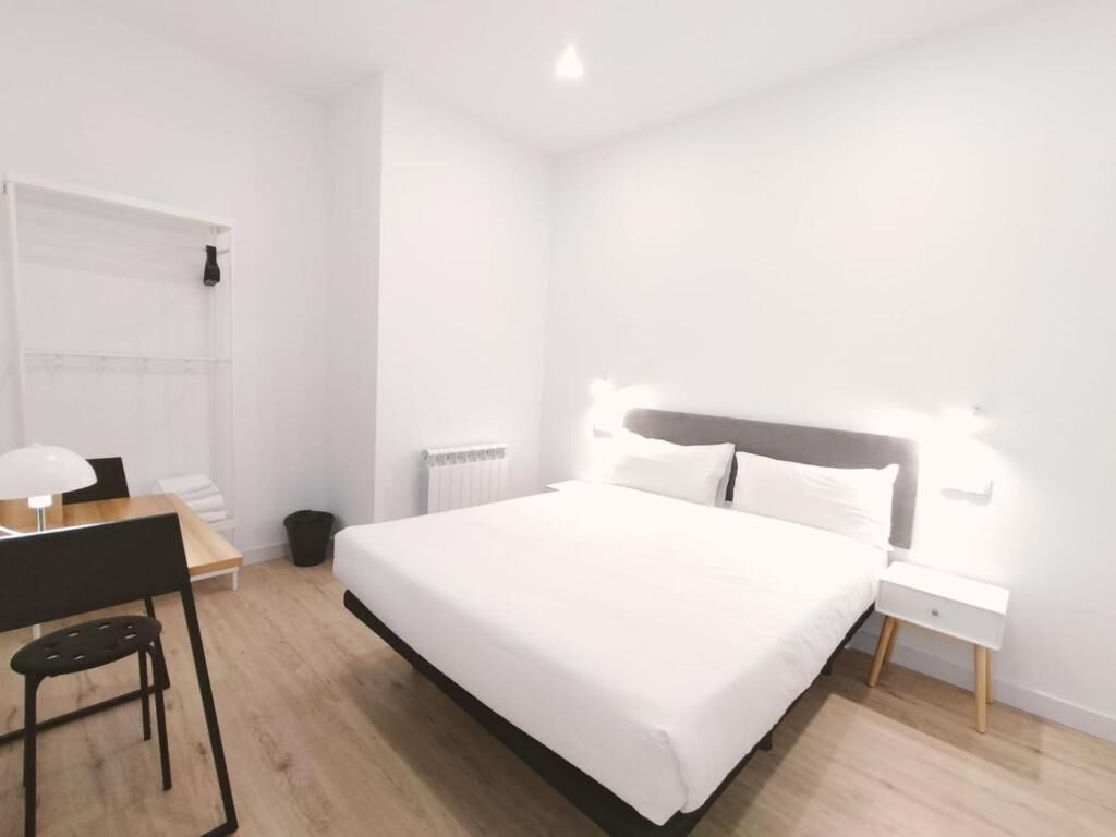 Donzen dekbedden, een bureau, een laptopwerkplek, gratis wifi