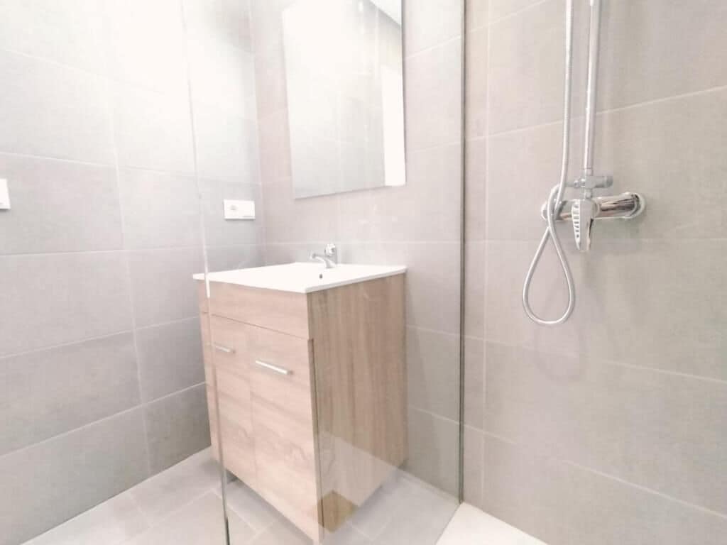 Ducha, secador de pelo y toallas