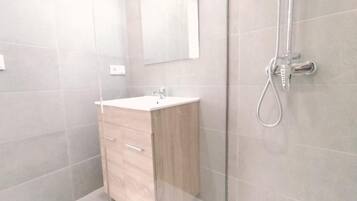 Ducha, secador de pelo y toallas