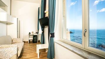 Quarto casal premium, 1 cama Queen e sofá-cama, vista para o mar, de frente para o mar | Cofres nos quartos, individualmente decorados