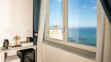 Quarto casal premium, 1 cama Queen e sofá-cama, vista para o mar, de frente para o mar | Cofres nos quartos, individualmente decorados