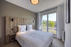 Laptop workspace, soundproofing, free WiFi, bed sheets - Kosy Appart'hôtels - Résidence du Lac (Aix-les-Bains)