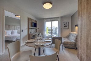 家庭公寓 | 起居区 | 80-厘米纯平电视 （配备数码频道）、办公室