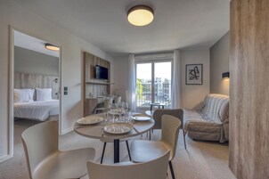 家庭公寓 | 起居区 | 80-厘米纯平电视 （配备数码频道）、办公室