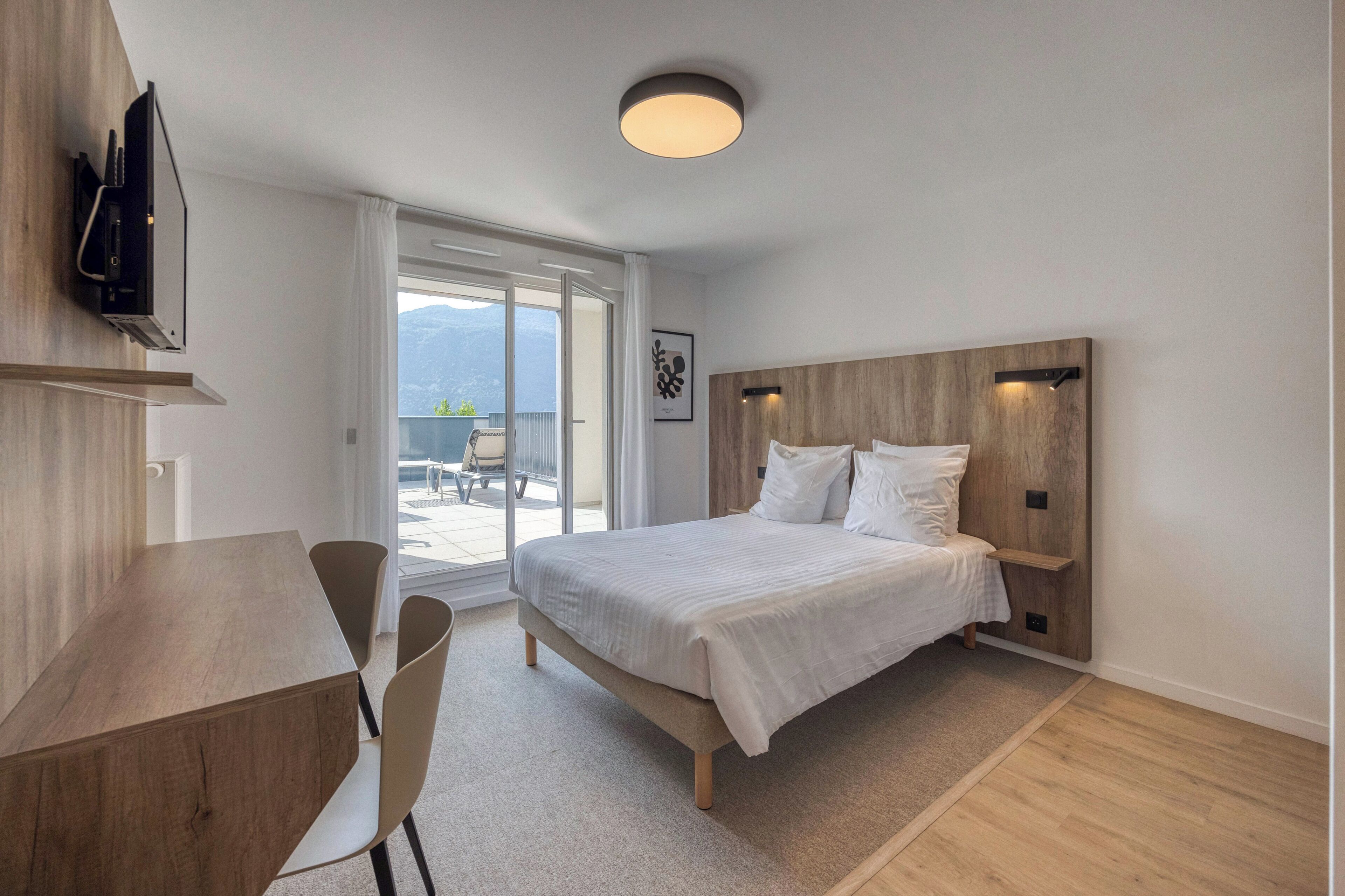 Studio – superior | Allergitestet sengetøy, skrivebord for bærbar PC og lydisolert