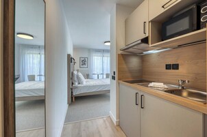 高级开间 | 私人厨房 | 冰箱、微波炉、炉灶、茶具/咖啡用具