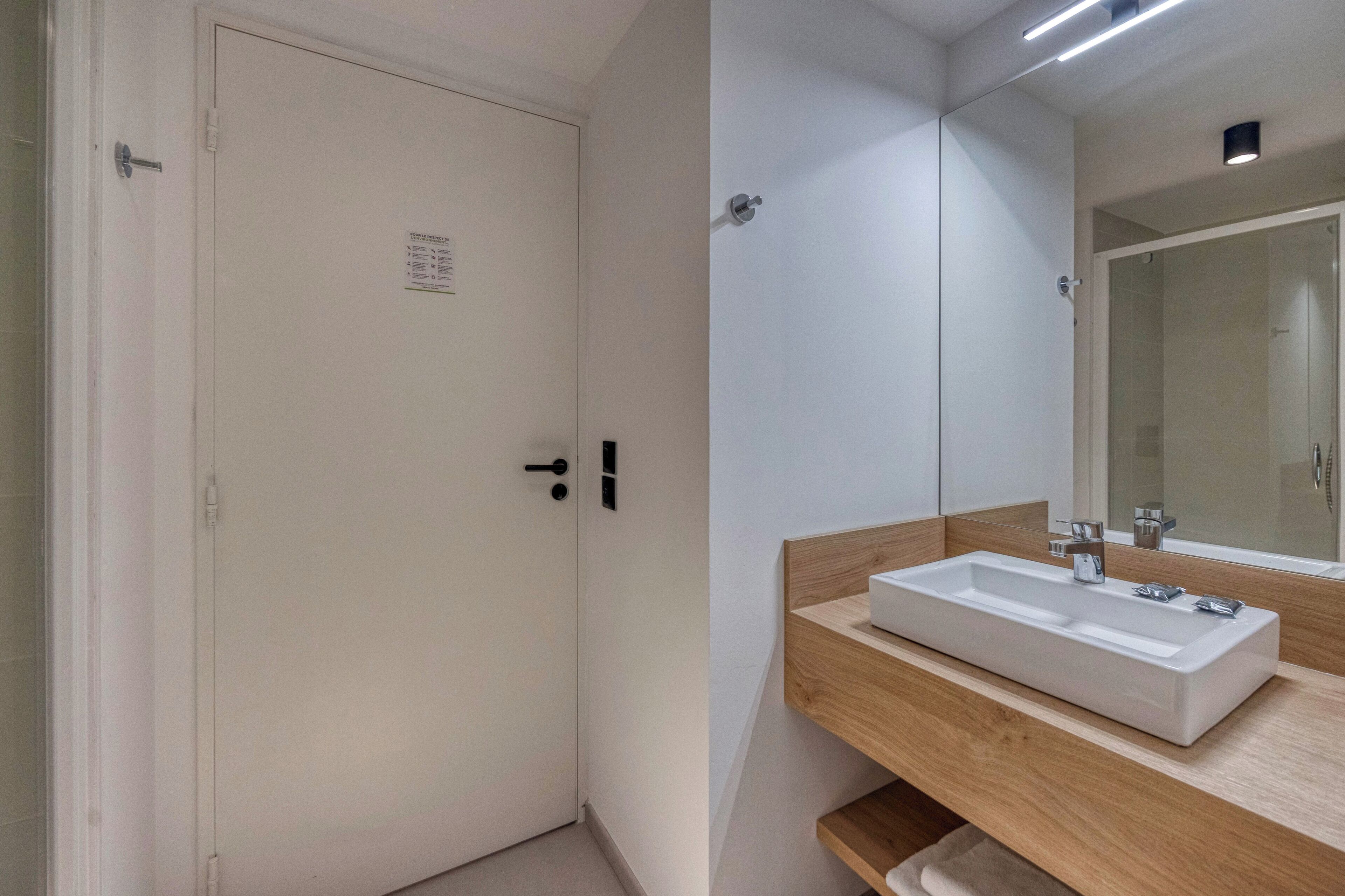 Basic Studio | Bathroom | Shower, free toiletries, hair dryer, towels
