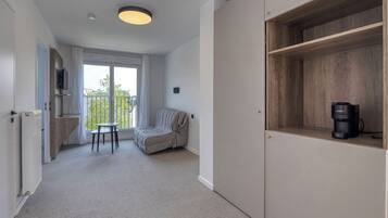 Family Studio | Living area | 80-cm flat-screen TV with digital channels, offices