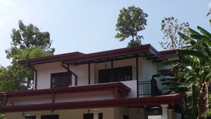 A two-story house with a balcony, a gated entrance, and surrounding greenery. - Villa in Yakkala, Gampaha (Yakkala)