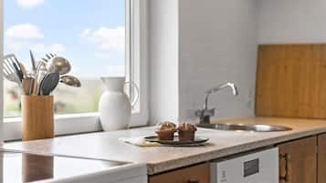 Køleskab, kogeplade, opvaskemaskine, kaffe-/temaskine