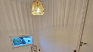 Una scala con ringhiere in legno che porta a una porta.