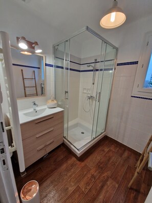 Shower, hair dryer, towels, soap - Maison Ti Laouen Entre Bourg et Plage au Calme Avec 3 Chambres et du Jardin (Plouhinec)