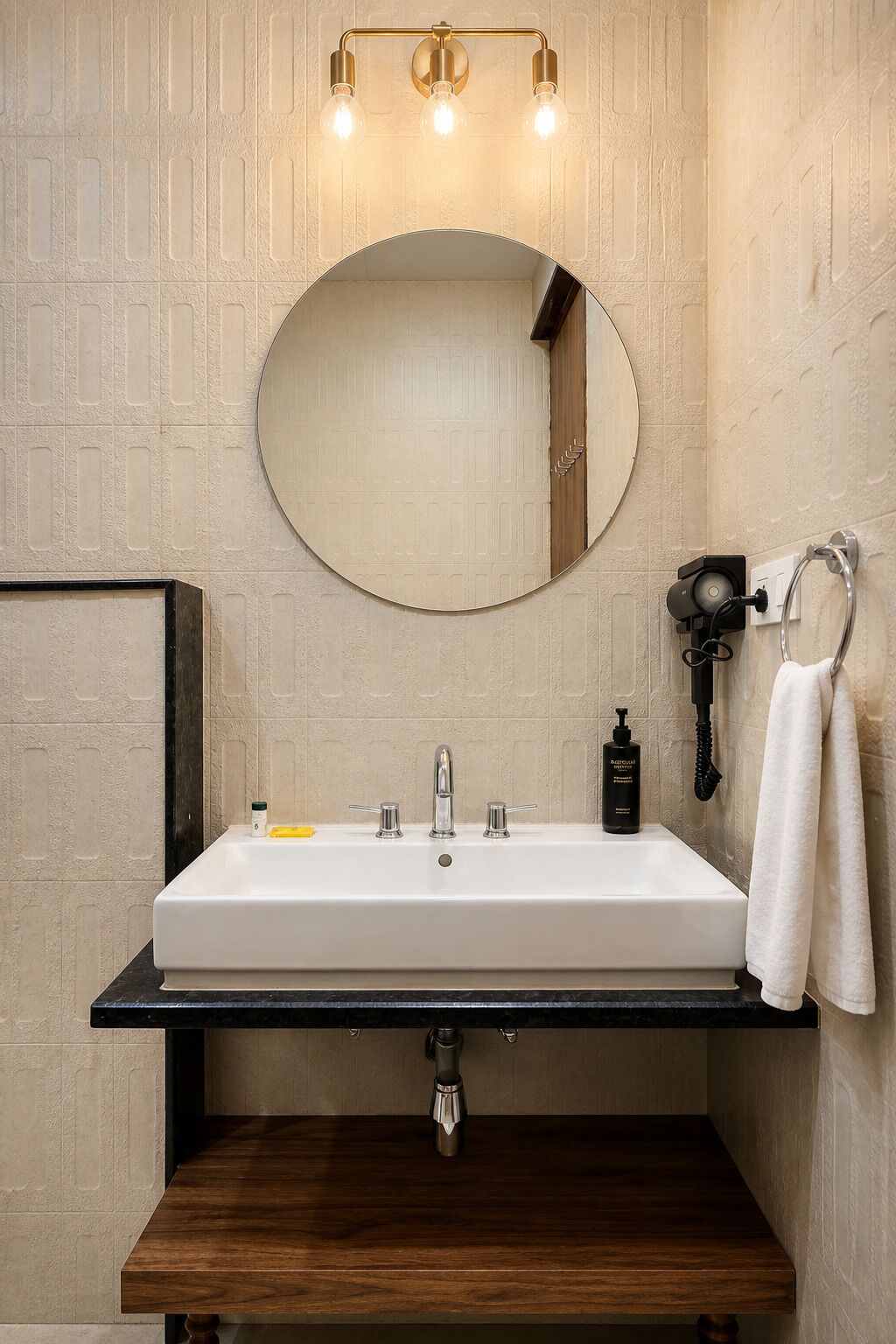 Superior Room | Bathroom | Shower, rainfall showerhead, free toiletries, hair dryer