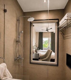 Deluxe Room | Bathroom | Shower, rainfall showerhead, free toiletries, hair dryer - Hotel Rio Benaras (Varanasi)