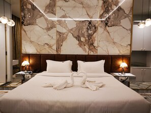 Superior Room | Egyptian cotton sheets, premium bedding, down comforters - Hotel Rio Benaras (Varanasi)