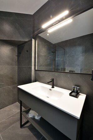 Haartrockner, Handtücher, Toilettenpapier
