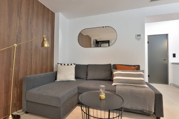 TV - Phaedrus Living: City Center Luxury Flat Skoufa (Athina)