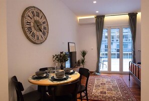 Dining - Phaedrus Living: City Luxury Flat Mavromichali (Athina)