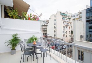 Outdoor dining - Phaedrus Living: City Luxury Flat Mavromichali (Athina)