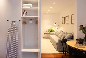 TV - Phaedrus Living: City Luxury Flat Mavromichali (Athina)