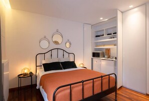 Skrivebord, strykejern/-brett, wi-fi og sengetøy