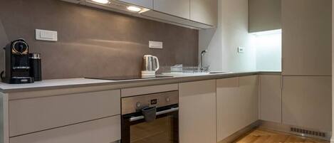 雪櫃、微波爐、焗爐、爐具