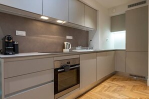 Kühlschrank, Mikrowelle, Ofen, Herdplatte