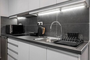 Fridge, microwave, oven, stovetop - Phaedrus Living: City Center Luxury Flat Loukianou (Athina)