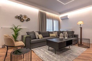 TV - Phaedrus Living: Luxury Penthouse Ploutarchou (Athina)