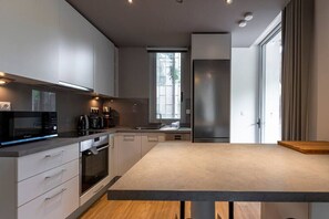 Geladeira, micro-ondas, fogão, cooktop